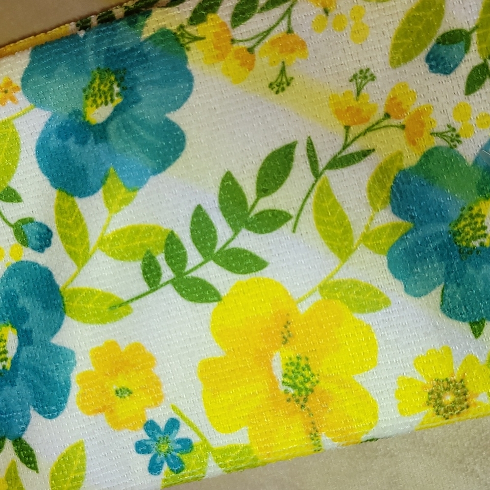 ๐5/$20๐ Flower๐ต Pattern Microfiber Hand Towel - Picture 3 of 3